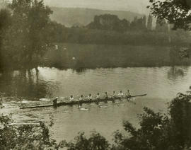 TRC crew in the Grand Challenge Cup 1927 paddling to start