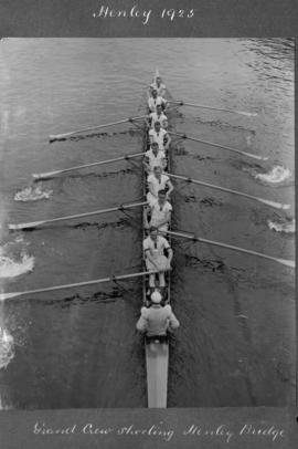 Henley 1925 - Grand crew shooting Henley bridge