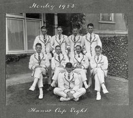 Henley 1925 - Thames Cup eight posing